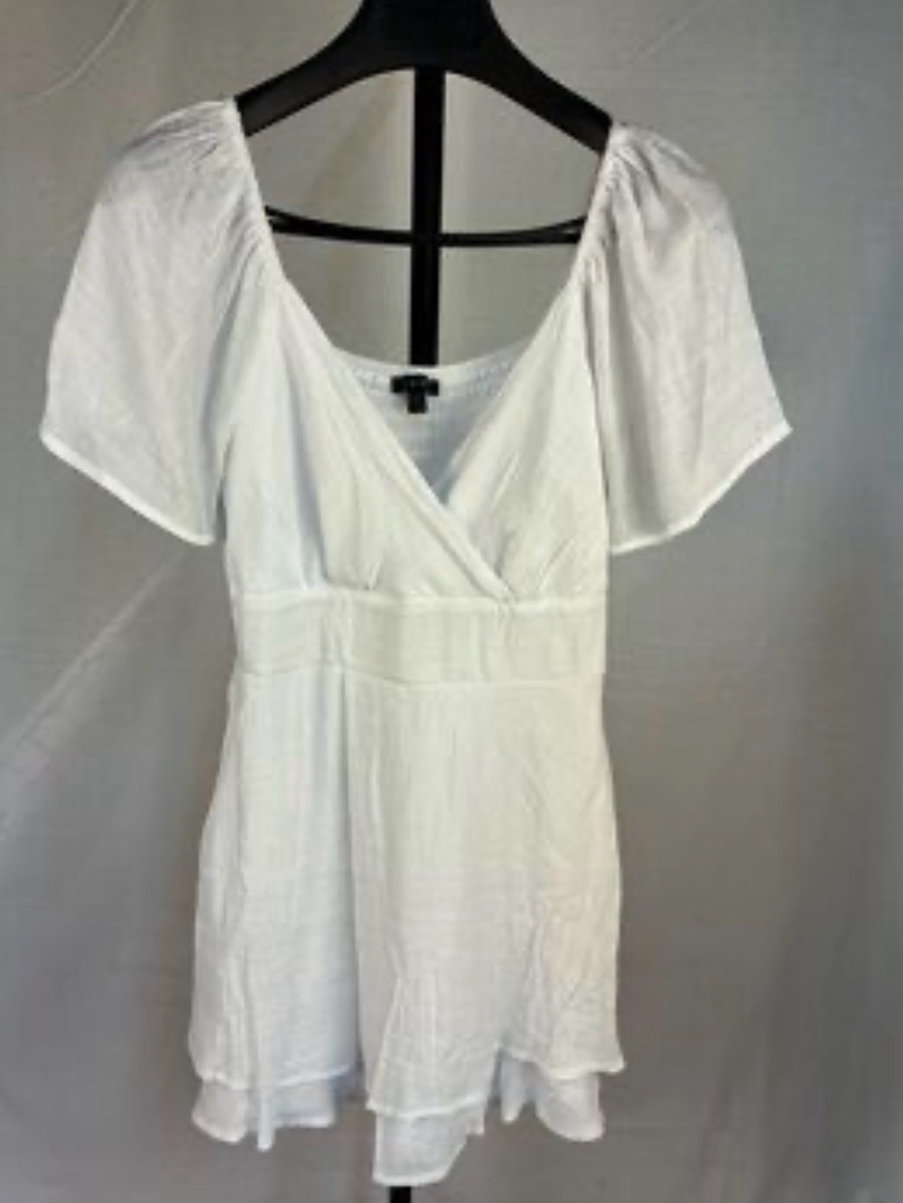 White Women’s V-Neck Short Sleeve Top